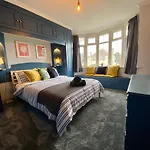 Funky 4 Bedroom House! - Great Location - Parking - Fast Wifi - Smart Tv - Newly Decorated - Sleeps Up To 8! Only 10 Mins Drive To Sandbanks Beach!