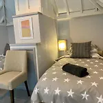 Funky 4 Bedroom House! - Great Location - Parking - Fast Wifi - Smart Tv - Newly Decorated - Sleeps Up To 8! Only 10 Mins Drive To Sandbanks Beach!