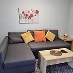 Your Own Studio Flat With Everything You Need! Fully Equipped Kitchen, Free Coffee And Tea, Own Entrance, Private Parking, Smart Tv With Netflix, Sofa Bed, Your Own Shower And Toilet - All Newly Renovated!
