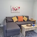 Your Own Studio Flat With Everything You Need! Fully Equipped Kitchen, Free Coffee And Tea, Own Entrance, Private Parking, Smart Tv With Netflix, Sofa Bed, Your Own Shower And Toilet - All Newly Renovated!