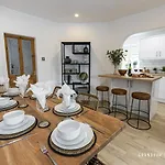 Stylish 4 Bed House In Poole With Garden & Parking