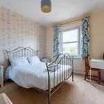 Pass The Keys Lovely Adjoining Family Rooms In House And Parking
