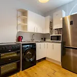 Pass The Keys Lovely Adjoining Family Rooms In House And Parking