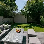 Stylish 4 Bed House In Poole With Garden & Parking