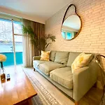 Beautiful 2 Bedroom Apartment - 1 Minute Walk To Poole Quay - Great Location - Free Parking - Fast Wifi - Smart Tv - Newly Decorated - Sleeps Up To 4! Close To Poole & Bournemouth & Sandbanks