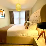 Beautiful 2 Bedroom Apartment - 1 Minute Walk To Poole Quay - Great Location - Free Parking - Fast Wifi - Smart Tv - Newly Decorated - Sleeps Up To 4! Close To Poole & Bournemouth & Sandbanks