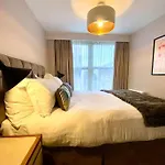 Beautiful 2 Bedroom Apartment - 1 Minute Walk To Poole Quay - Great Location - Free Parking - Fast Wifi - Smart Tv - Newly Decorated - Sleeps Up To 4! Close To Poole & Bournemouth & Sandbanks