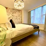 Elegant Apartment - 1 Minute Walk To Poole Quay - Great Location - Free Parking - Fast Wifi - Smart Tv - Newly Decorated - Sleeps Up To 2! Close To Poole & Bournemouth & Sandbanks