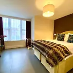 Stunning Apartment - 1 Minute Walk To Poole Quay - Great Location - Free Parking - Fast Wifi - Smart Tv - Newly Decorated - Sleeps Up To 2! Close To Poole & Bournemouth & Sandbanks