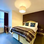 Stunning Apartment - 1 Minute Walk To Poole Quay - Great Location - Free Parking - Fast Wifi - Smart Tv - Newly Decorated - Sleeps Up To 2! Close To Poole & Bournemouth & Sandbanks