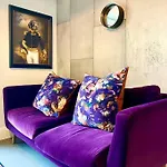 Stunning Apartment - 1 Minute Walk To Poole Quay - Great Location - Free Parking - Fast Wifi - Smart Tv - Newly Decorated - Sleeps Up To 2! Close To Poole & Bournemouth & Sandbanks