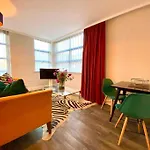 Luxurious Studio Apartment - 1 Minute Walk To Poole Quay - Great Location - Free Parking - Fast Wifi - Smart Tv - Newly Decorated - Sleeps Up To 2! Close To Poole & Bournemouth & Sandbanks