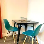 Luxurious Studio Apartment - 1 Minute Walk To Poole Quay - Great Location - Free Parking - Fast Wifi - Smart Tv - Newly Decorated - Sleeps Up To 2! Close To Poole & Bournemouth & Sandbanks