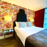 Luxurious Studio Apartment - 1 Minute Walk To Poole Quay - Great Location - Free Parking - Fast Wifi - Smart Tv - Newly Decorated - Sleeps Up To 2! Close To Poole & Bournemouth & Sandbanks