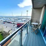 Quay & Sea View Spacious Modern Secure Parking
