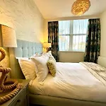 Stunning 2 Bedroom Apartment Inc Free Parking - 1 Minute Walk To Poole Quay - Great Location - Free Parking - Fast Wifi - Smart Tv - Newly Decorated - Sleeps Up To 4 - Close To Poole & Bournemouth & Sandbanks
