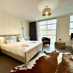 Beautiful Couples Retreat - Free Parking & Wifi - 1 Minute Walk To Poole Quay - Great Location - Free Parking - Fast Wifi - Smart Tv - Newly Decorated - Sleeps Up To 2! Close To Poole & Bournemouth & Sandbanks
