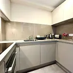 Beautiful Couples Retreat - Free Parking & Wifi - 1 Minute Walk To Poole Quay - Great Location - Free Parking - Fast Wifi - Smart Tv - Newly Decorated - Sleeps Up To 2! Close To Poole & Bournemouth & Sandbanks