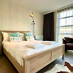 Beautiful Couples Retreat - Free Parking & Wifi - 1 Minute Walk To Poole Quay - Great Location - Free Parking - Fast Wifi - Smart Tv - Newly Decorated - Sleeps Up To 2! Close To Poole & Bournemouth & Sandbanks