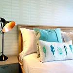 Beautiful Couples Retreat - Free Parking & Wifi - 1 Minute Walk To Poole Quay - Great Location - Free Parking - Fast Wifi - Smart Tv - Newly Decorated - Sleeps Up To 2! Close To Poole & Bournemouth & Sandbanks
