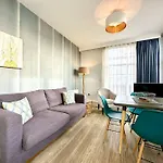 Stylish 2 Bedroom Apartment - Free Parking & Wifi - 1 Minute Walk To Poole Quay - Great Location - Free Parking - Fast Wifi - Smart Tv - Newly Decorated - Sleeps Up To 4! Close To Poole & Bournemouth & Sandbanks