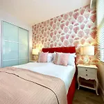 Stylish 2 Bedroom Apartment - Free Parking & Wifi - 1 Minute Walk To Poole Quay - Great Location - Free Parking - Fast Wifi - Smart Tv - Newly Decorated - Sleeps Up To 4! Close To Poole & Bournemouth & Sandbanks