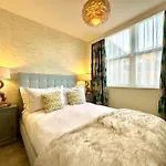 Stunning 2 Bedroom Apartment Inc Free Parking - 1 Minute Walk To Poole Quay - Great Location - Free Parking - Fast Wifi - Smart Tv - Newly Decorated - Sleeps Up To 4 - Close To Poole & Bournemouth & Sandbanks