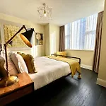 Designer Apartment Inc Free Parking & Fast Wifi 1 Minute Walk To Poole Quay - Great Location - Free Parking - Fast Wifi - Smart Tv - Newly Decorated - Sleeps Up To 2! Close To Poole & Bournemouth & Sandbanks