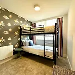Stunning 2 Bedroom Apartment Inc Free Parking - 1 Minute Walk To Poole Quay - Great Location - Free Parking - Fast Wifi - Smart Tv - Newly Decorated - Sleeps Up To 4 - Close To Poole & Bournemouth & Sandbanks