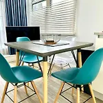 Stylish 2 Bedroom Apartment - Free Parking & Wifi - 1 Minute Walk To Poole Quay - Great Location - Free Parking - Fast Wifi - Smart Tv - Newly Decorated - Sleeps Up To 4! Close To Poole & Bournemouth & Sandbanks