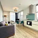 Stylish 2 Bedroom Apartment - Free Parking & Wifi - 1 Minute Walk To Poole Quay - Great Location - Free Parking - Fast Wifi - Smart Tv - Newly Decorated - Sleeps Up To 4! Close To Poole & Bournemouth & Sandbanks