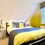 Stunning Little House On Poole Quay - Free Secure Parking & Wifi - In The Heart Of The Old Town - Great Location - Free Parking - Fast Wifi - Smart Tv - Newly Decorated - Sleeps 2! Close To Poole & Bournemouth & Sandbanks