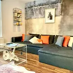 Stunning Little House On Poole Quay - Free Secure Parking & Wifi - In The Heart Of The Old Town - Great Location - Free Parking - Fast Wifi - Smart Tv - Newly Decorated - Sleeps 2! Close To Poole & Bournemouth & Sandbanks