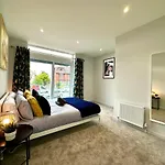 Brand New 3 Bedroom House -Sleeps 6 - Free Parking - Great Location - Fast Wifi - Smart Tv - Sleeps 6! Close To Poole & Bournemouth & Sandbanks