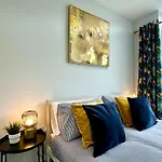 Brand New 3 Bedroom House -Sleeps 6 - Free Parking - Great Location - Fast Wifi - Smart Tv - Sleeps 6! Close To Poole & Bournemouth & Sandbanks