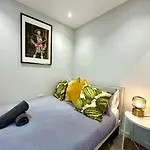 Stunning Brand New House - Sleeps 6 - Free Parking - Great Location - Fast Wifi - Smart Tv - Close To Poole & Bournemouth & Sandbanks