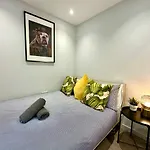 Brand New 3 Bedroom House -Sleeps 6 - Free Parking - Great Location - Fast Wifi - Smart Tv - Sleeps 6! Close To Poole & Bournemouth & Sandbanks