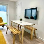 Stunning Brand New House - Sleeps 6 - Free Parking - Great Location - Fast Wifi - Smart Tv - Close To Poole & Bournemouth & Sandbanks