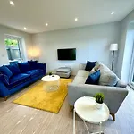 Brand New 4 Bedroom House -Sleeps 9 - Free Parking - Great Location - Fast Wifi - Smart Tv - Close To Poole & Bournemouth & Sandbanks