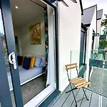 Stunning Brand New House - Sleeps 6 - Free Parking - Great Location - Fast Wifi - Smart Tv - Close To Poole & Bournemouth & Sandbanks