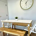 Brand New 4 Bedroom House -Sleeps 9 - Free Parking - Great Location - Fast Wifi - Smart Tv - Close To Poole & Bournemouth & Sandbanks