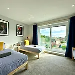 Brand New 4 Bedroom House -Sleeps 9 - Free Parking - Great Location - Fast Wifi - Smart Tv - Close To Poole & Bournemouth & Sandbanks