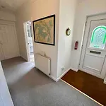 Spindrift, Spacious Bungalow Near Beach