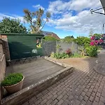Spindrift, Spacious Bungalow Near Beach