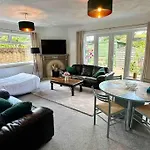 Spindrift, Spacious Bungalow Near Beach