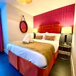 Incredible Apartment - Amazing Location - Free Parking & Wifi!