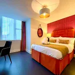 Incredible Apartment - Amazing Location - Free Parking & Wifi!