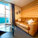 Incredible Apartment - Amazing Location - Free Parking & Wifi!