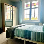Lovely 2 Bed 2 Bath Flat With Free Parking