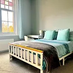 Lovely 2 Bed 2 Bath Flat With Free Parking